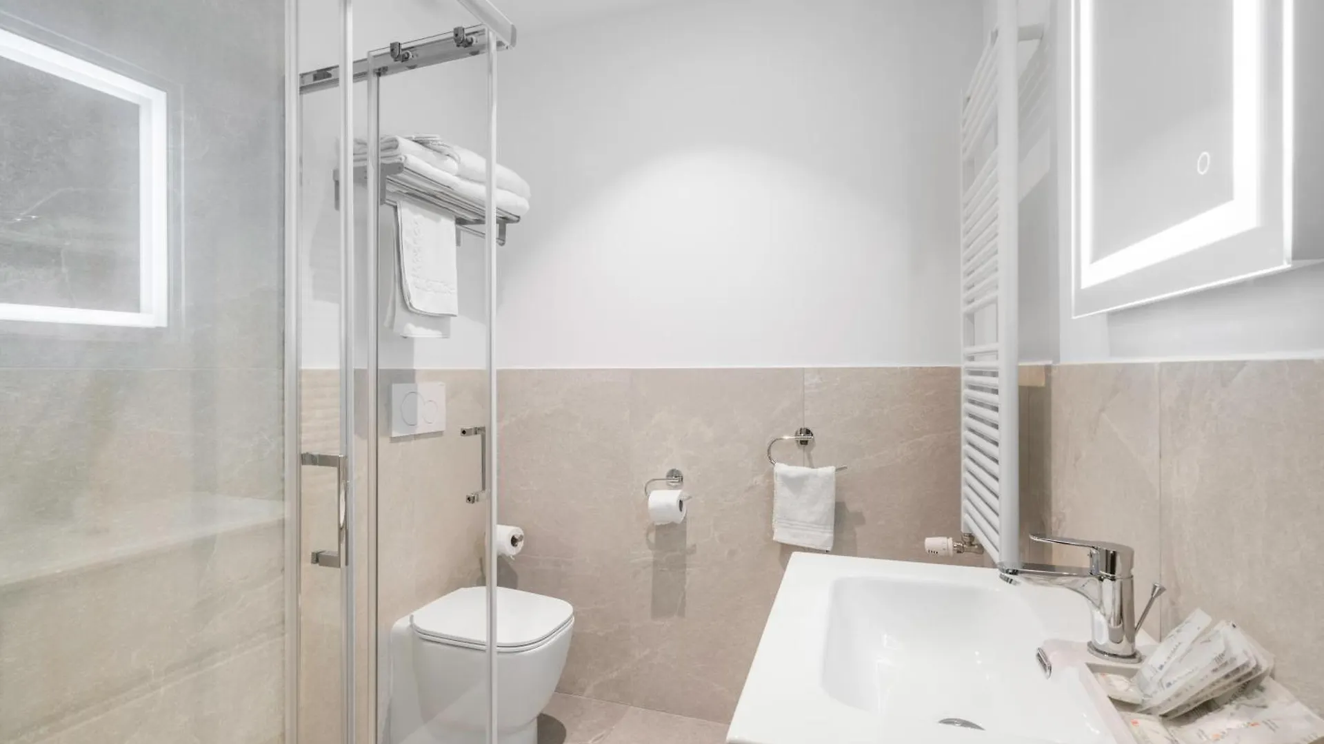 Hotel Adamas Firenze 3*,  Italia