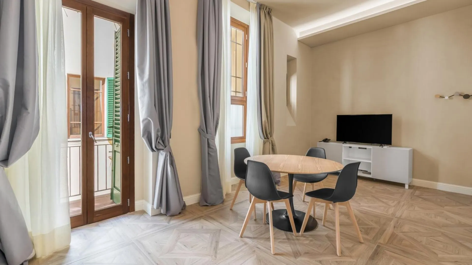 Hotel Adamas contacts